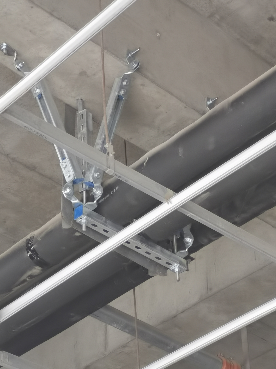 抗震支架 抗震支架是限制附屬機電工程設施產生位移,控制設施振動,并